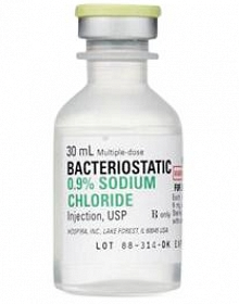 A bottle of Henry Schein Bacteriostatic 0.9% Sodium Chloride Injection, USP (30 mL bottle).